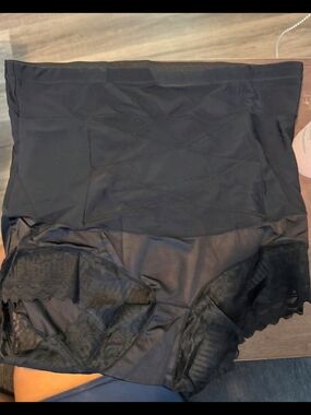 High-Waist Black Shapewear Briefs with Lace Trim